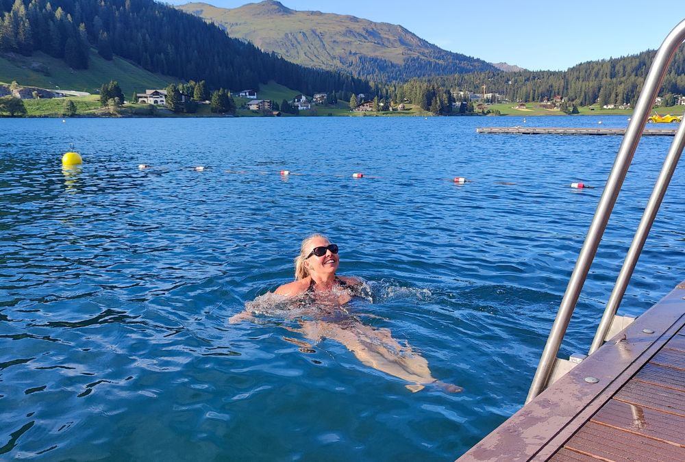 Brug dagen ved den store badesø, Davosersee, på din ferie i Schweiz - her er du omgivet af de smukke bjergtoppe